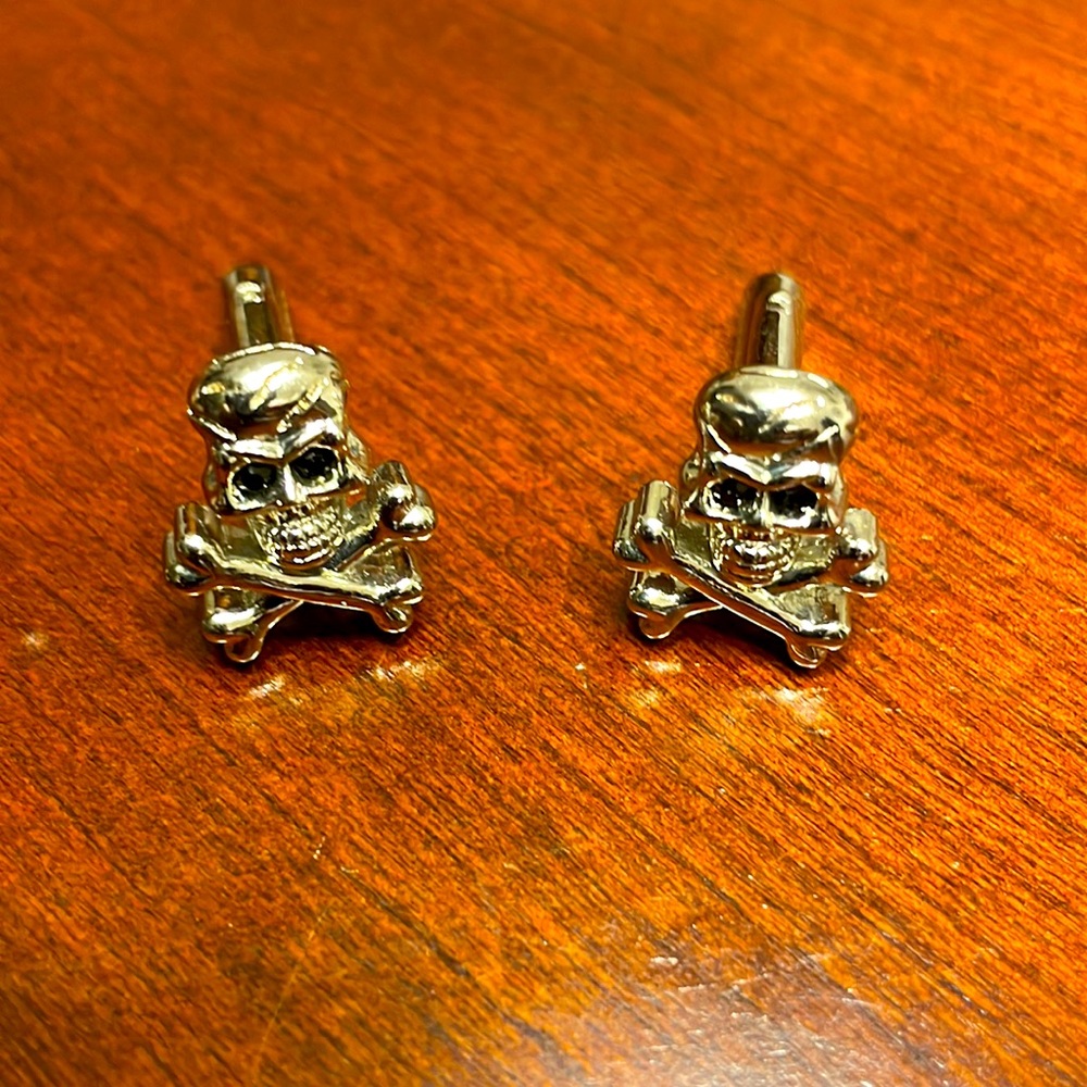 Skull cufflinks!